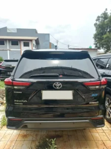 Sewa Innova Jakarta Innova Zenix G Tampak Belakang